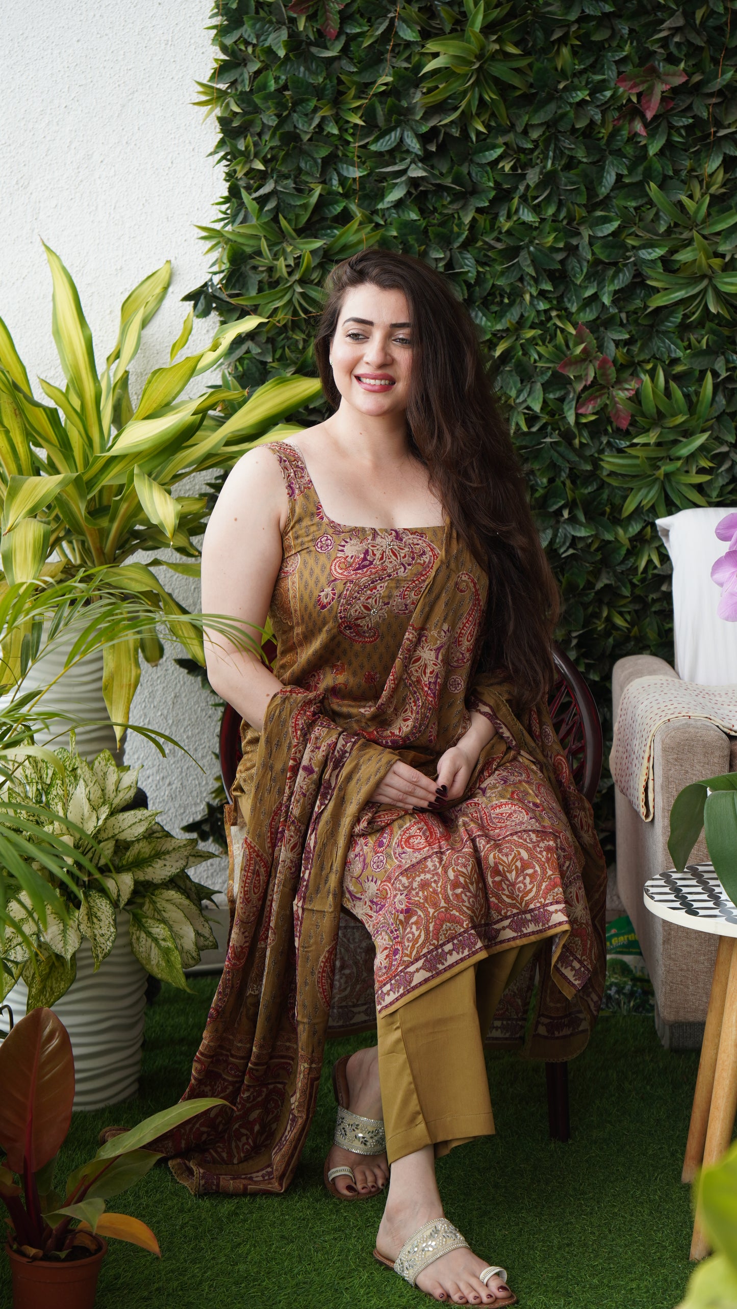 saacha golden floral sleeveless kurti set