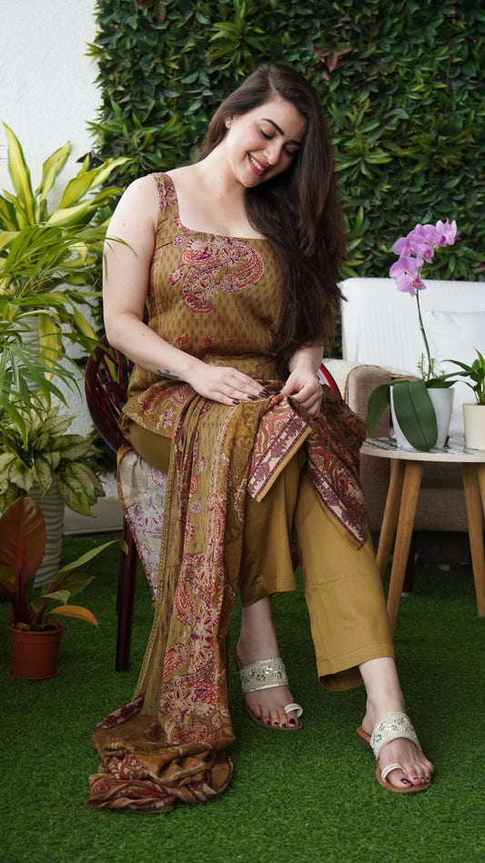 saacha golden floral sleeveless kurti set