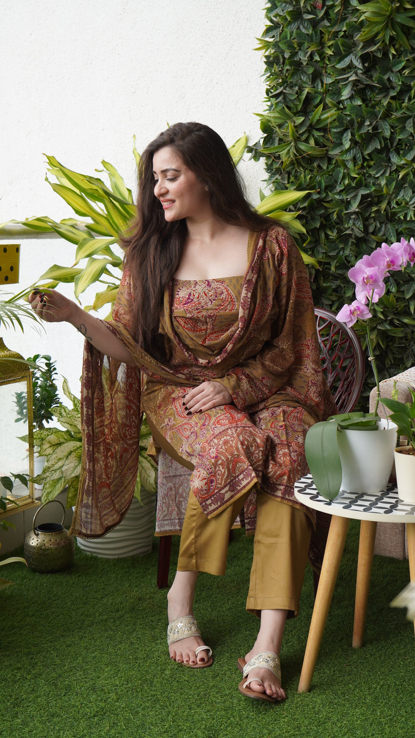 saacha golden floral sleeveless kurti set