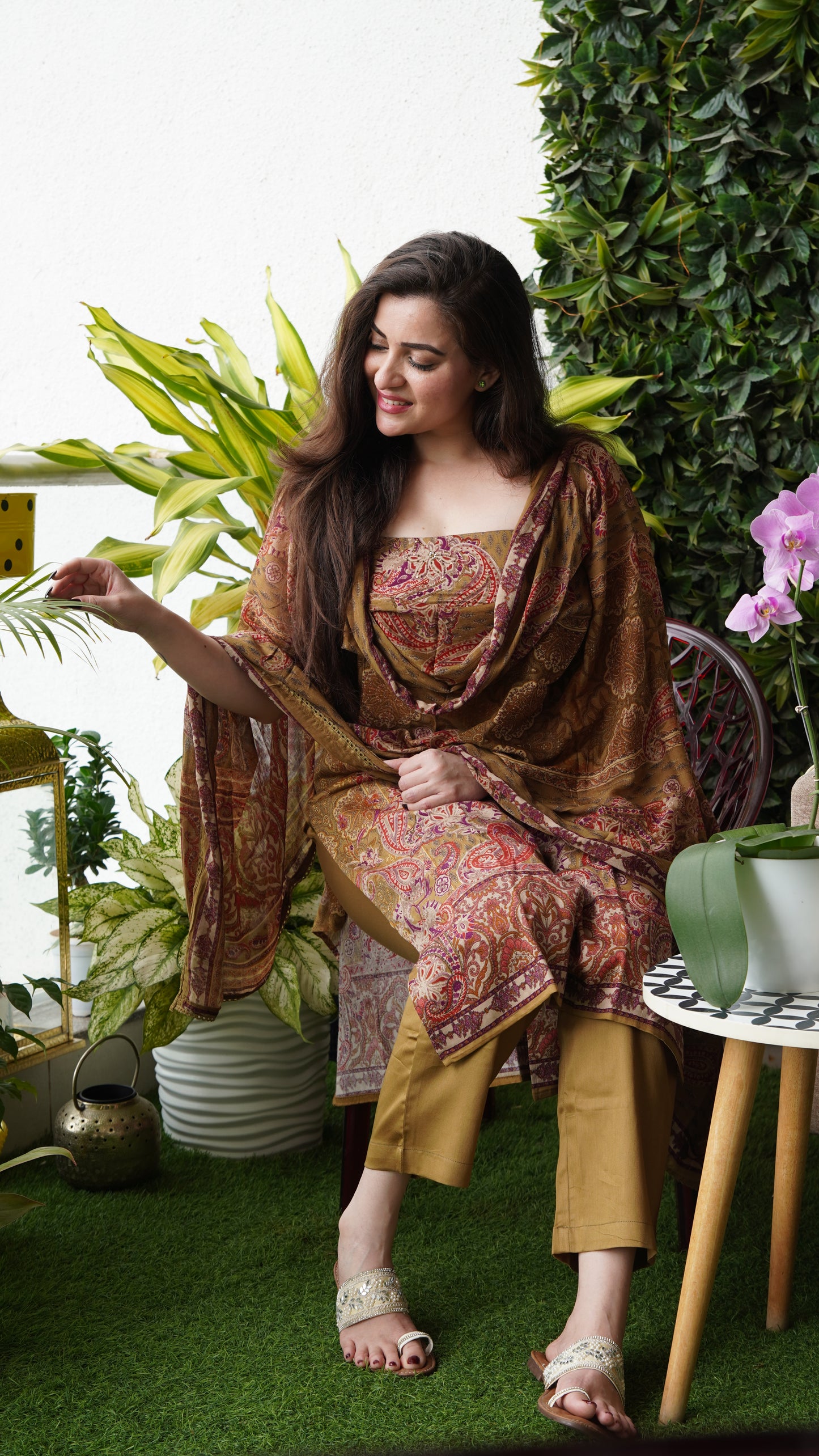 saacha golden floral sleeveless kurti set