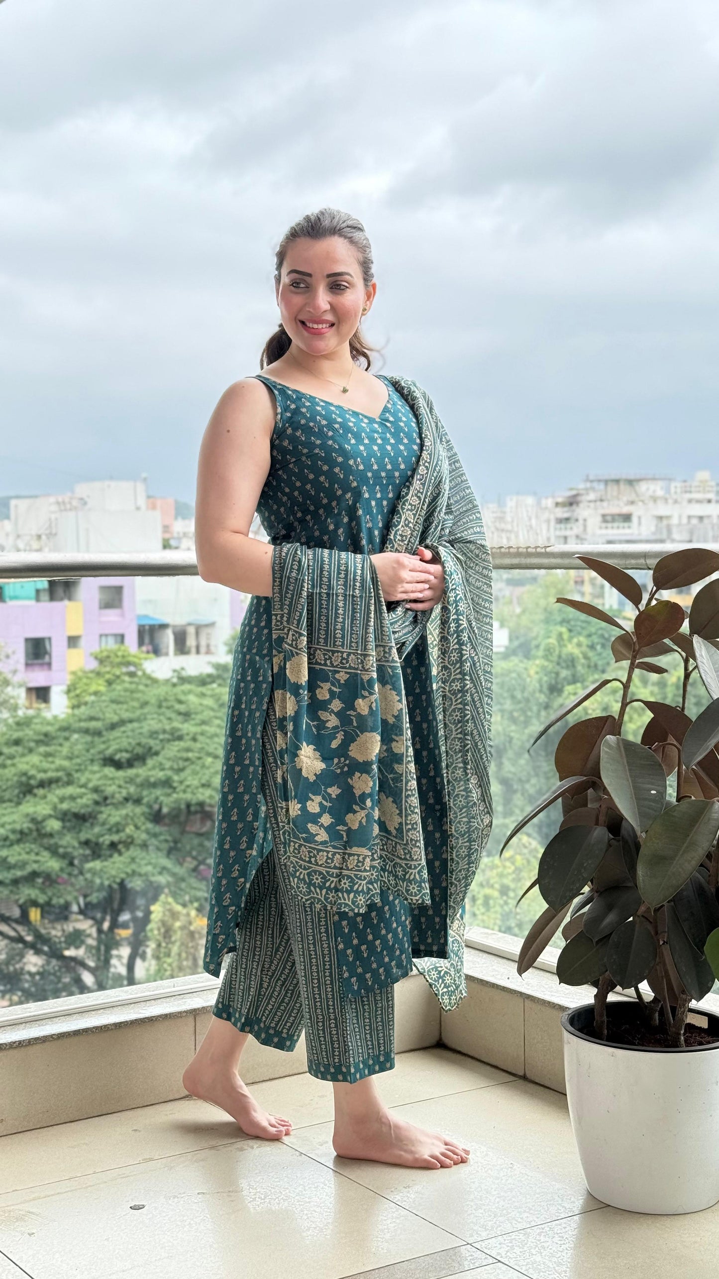Saacha floral green sleeveless A-Line Kurti With Bottom & Dupatta