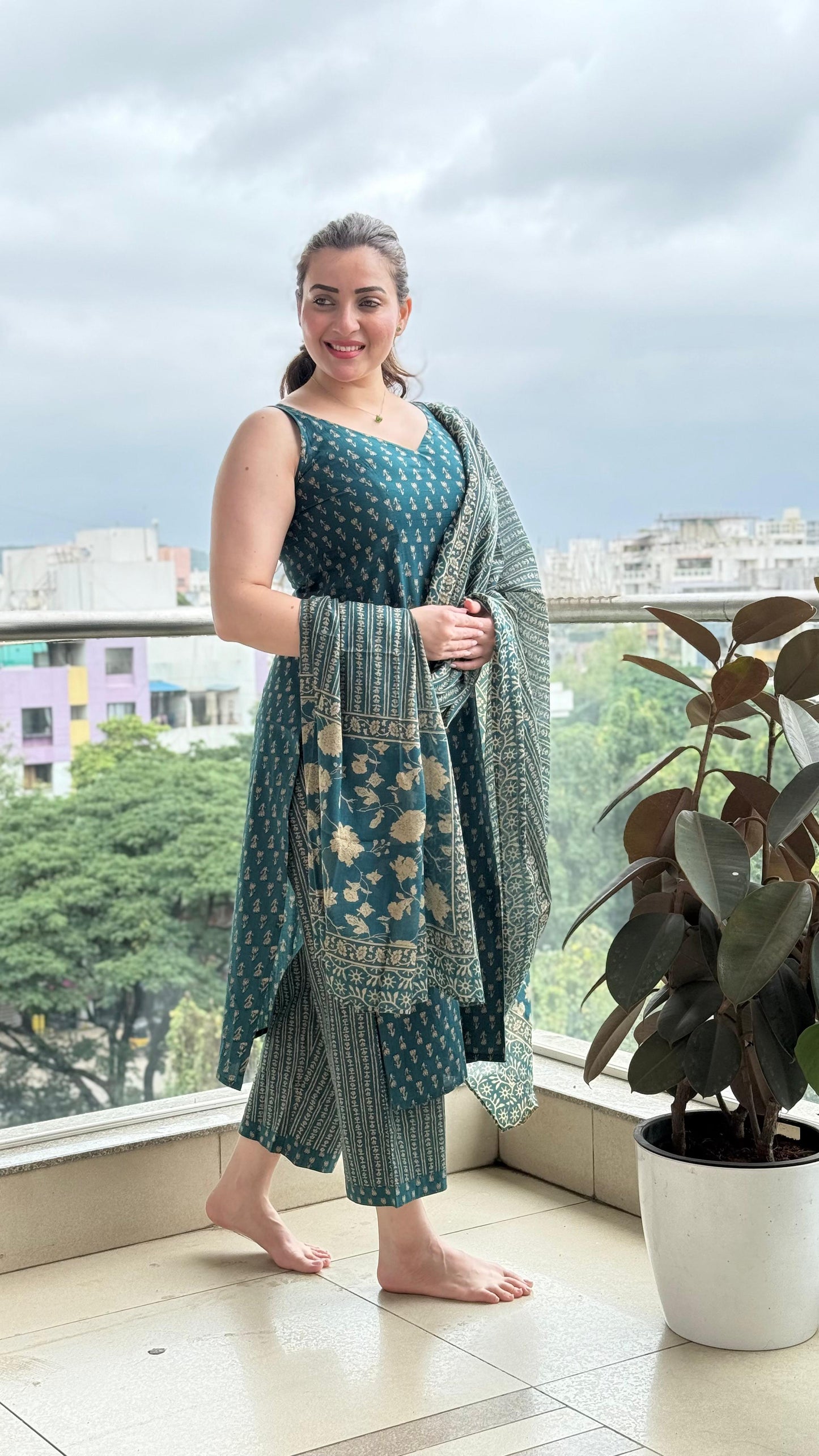 Saacha floral green sleeveless A-Line Kurti With Bottom & Dupatta