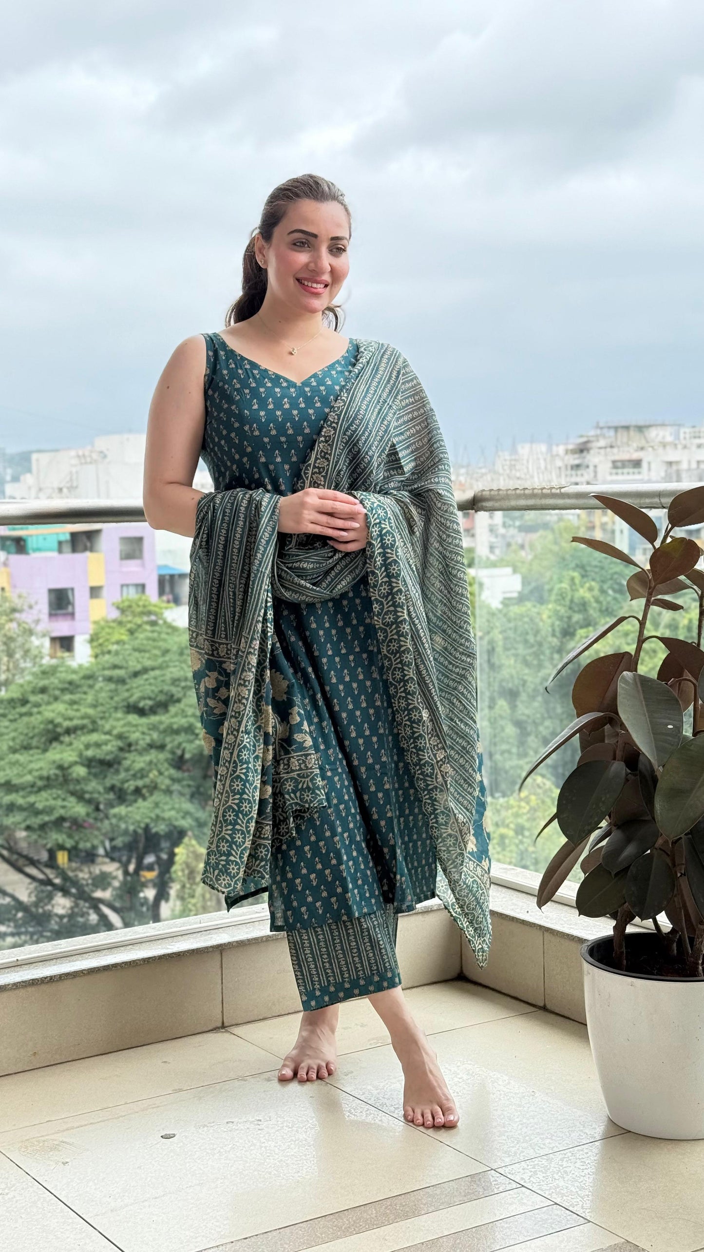 Saacha floral green sleeveless A-Line Kurti With Bottom & Dupatta