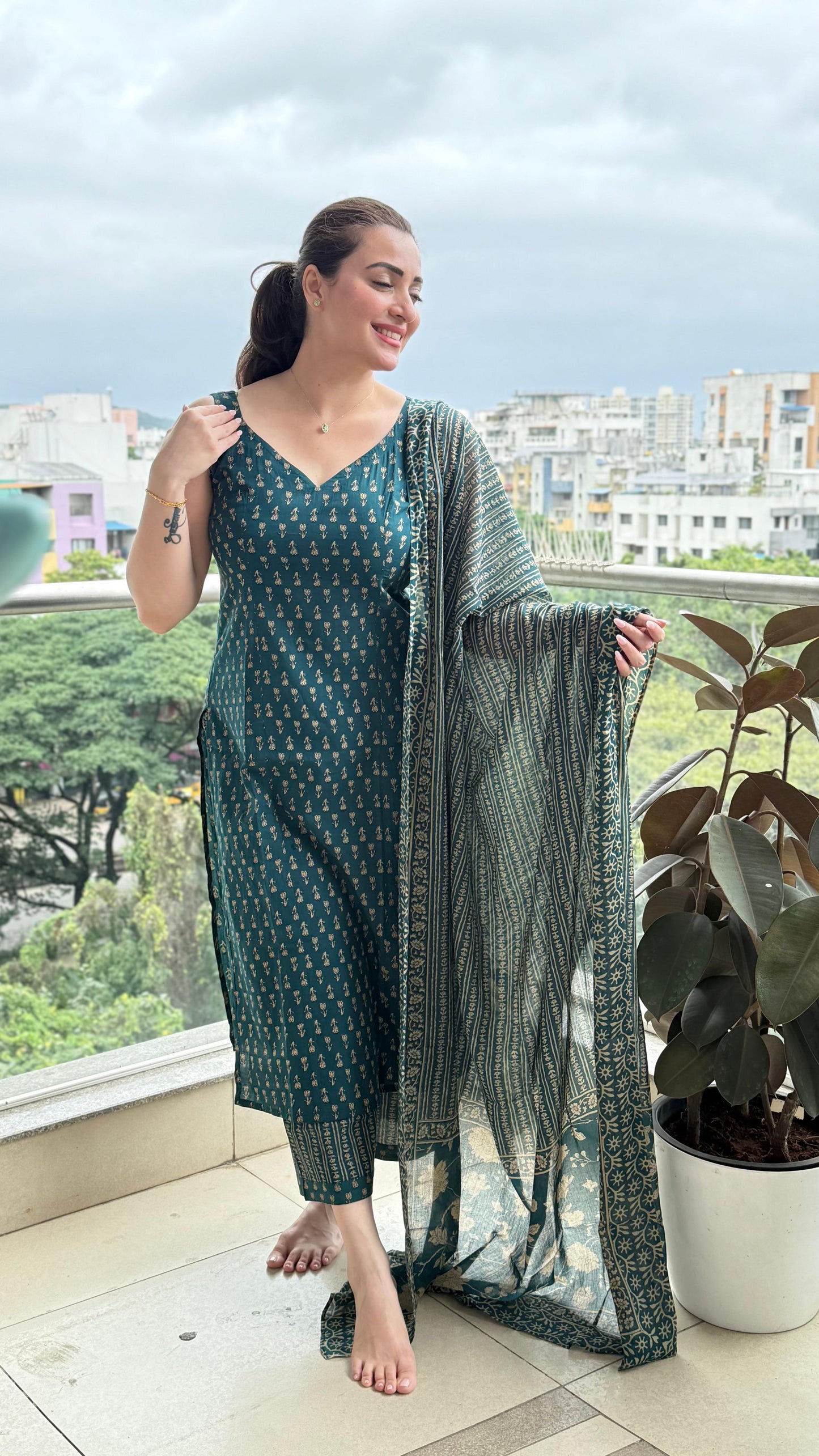 Saacha floral green sleeveless A-Line Kurti With Bottom & Dupatta