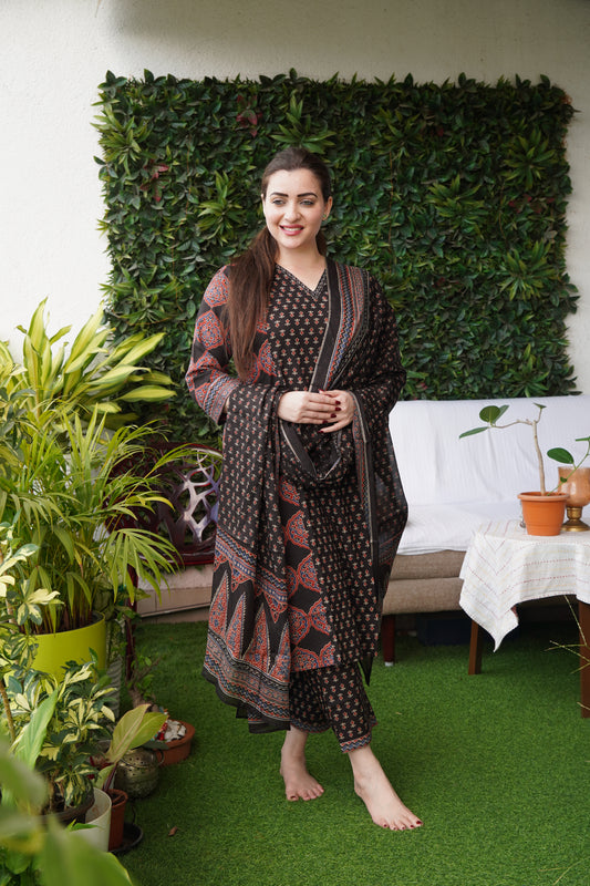 Saacha Black V Neck Kurti Set With Dupatta