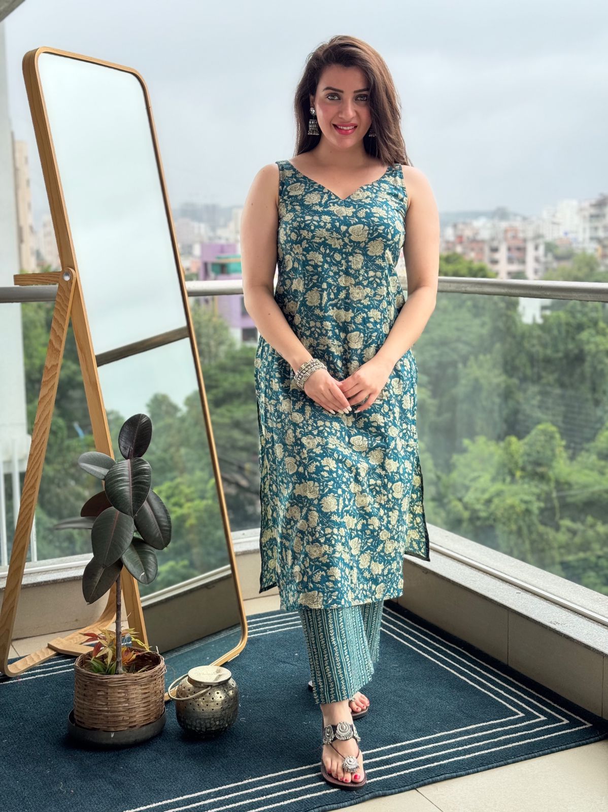 Saccha floral sleeveless A-Line Kurti With Bottom & Dupatta