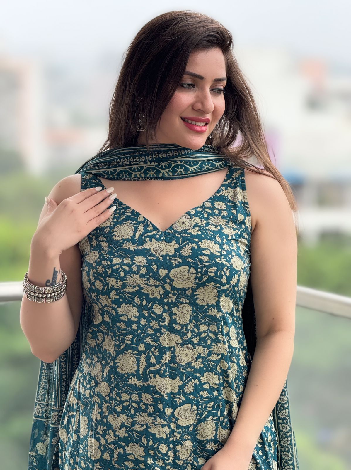 Saccha floral sleeveless A-Line Kurti With Bottom & Dupatta