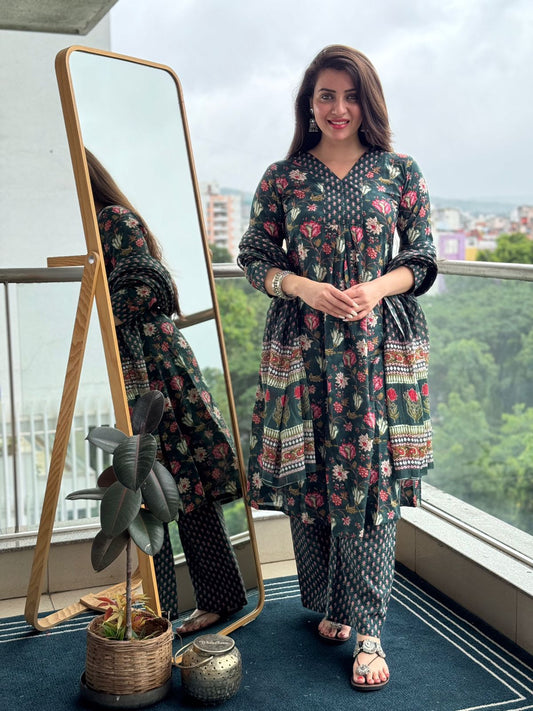 Saacha Green Floral Printed Anarkali Pure Cotton Kurta With Trousers & Dupatta